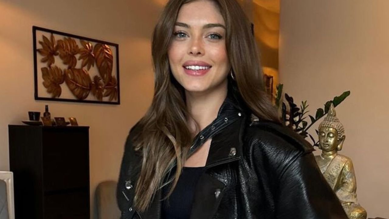 Joanna Opozda zbiera grzyby w rękawiczkach. Towarzyszy jej syn. Ale wyrósł
