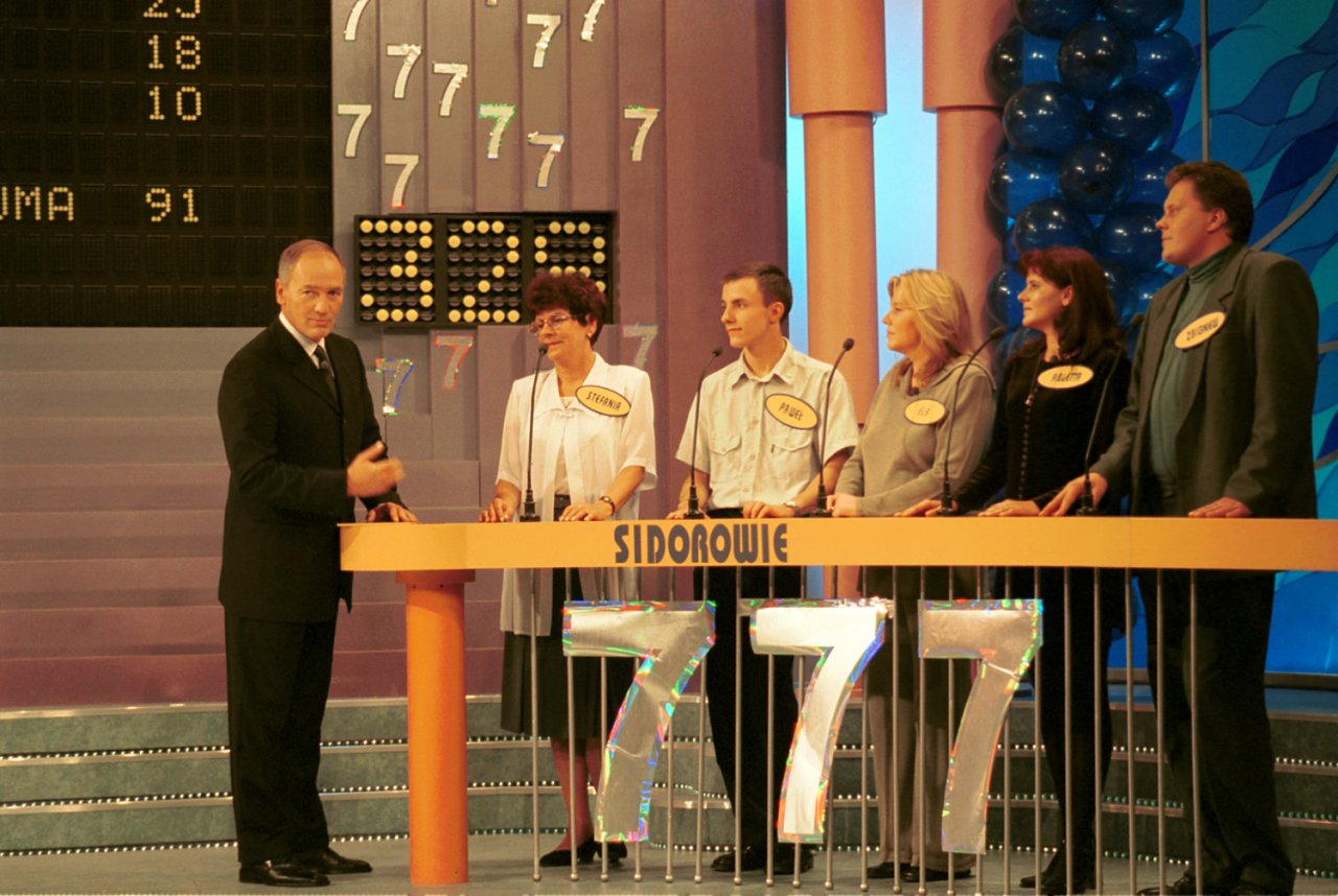 Karol Strasburger obok uczestników programu