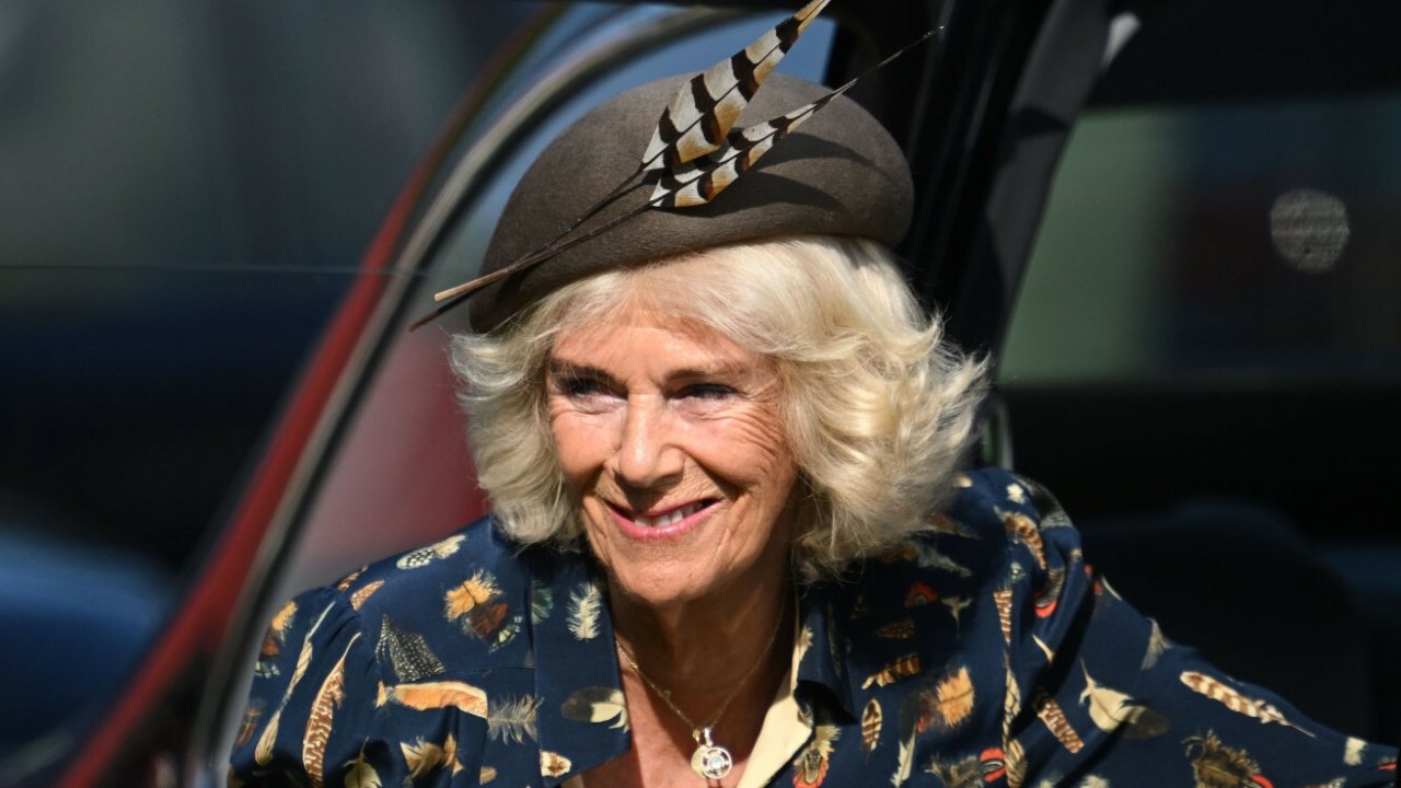 Kamila obrosła w piórka na festiwalu. 77-latka zagrała nóżką u boku Karola