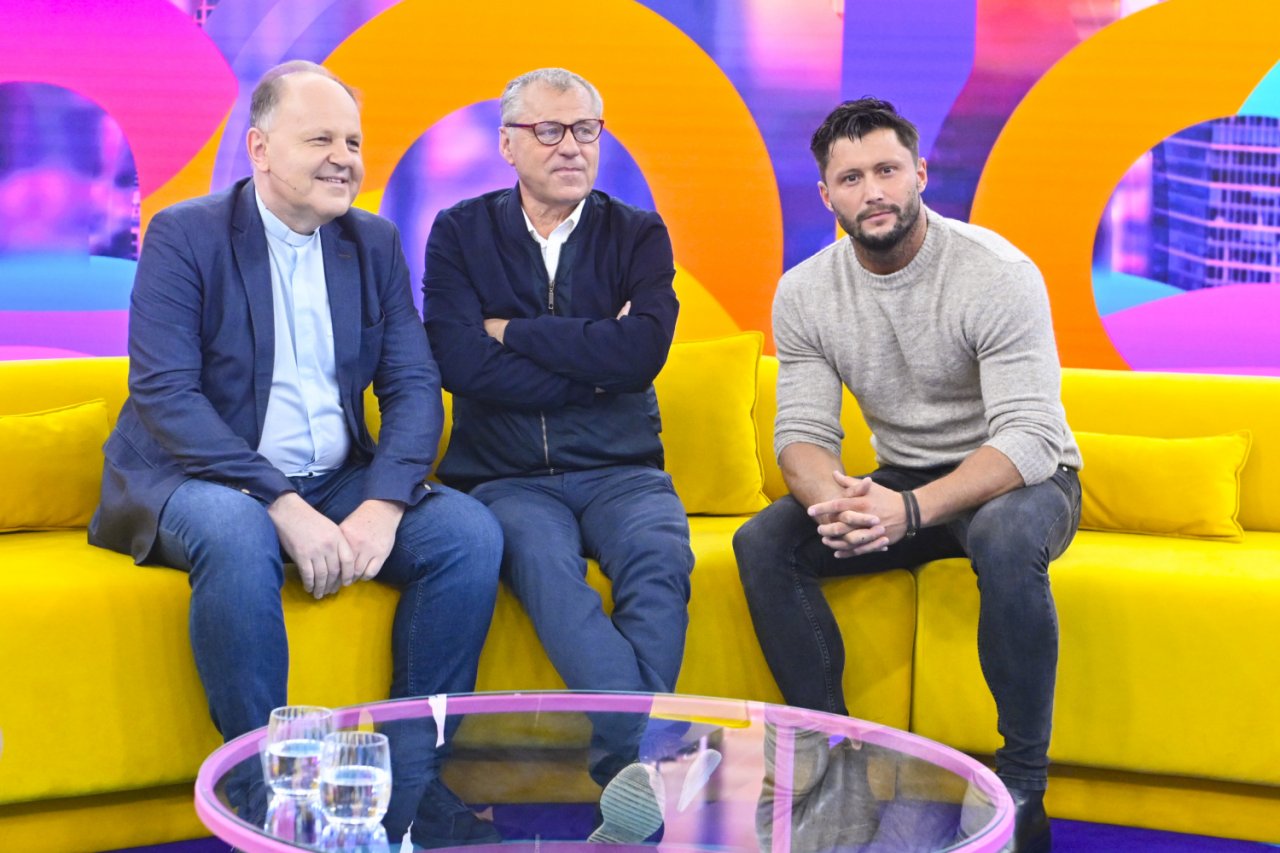 Piotr Mróz w szarym swetrze i inni goście na kanapie w programie Halo tu Polsat