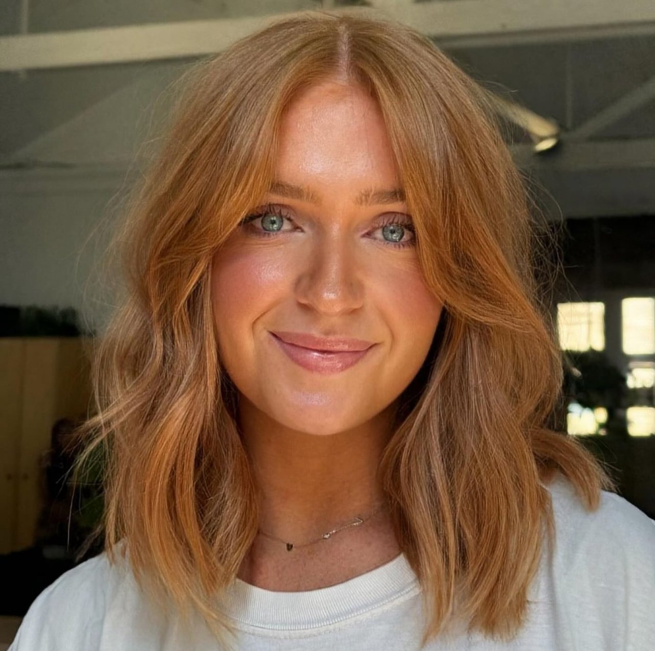 Zbliżenie na kobietę w rudych włosach do ramion.