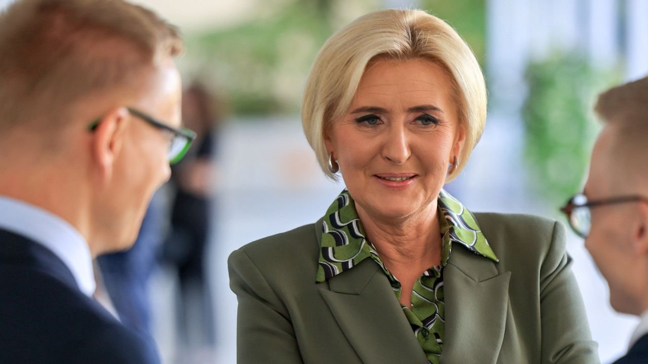 Agata w pięknym komplecie w kolorze khaki. Wyglądała jak z wybiegu