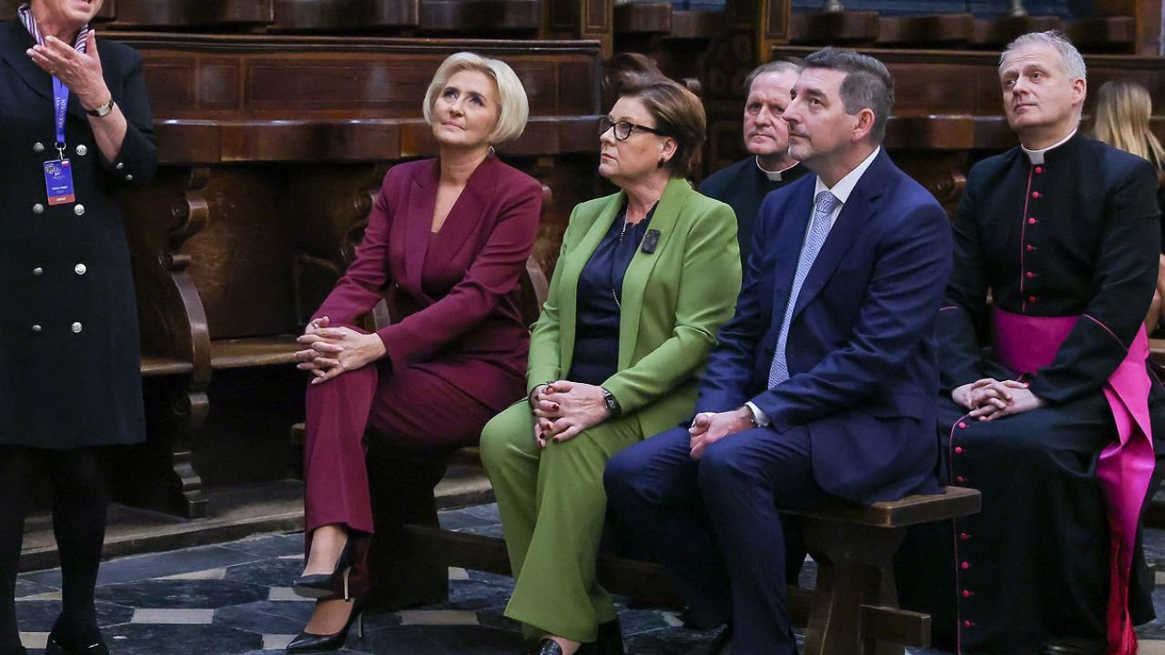 Agata ze współmałżonkami zwiedziła zamek. Zaskoczyła soczystą czerwienią