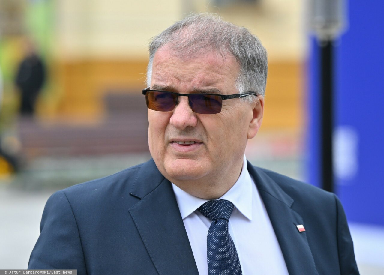 Andrzej Dera w okularach i garniturze