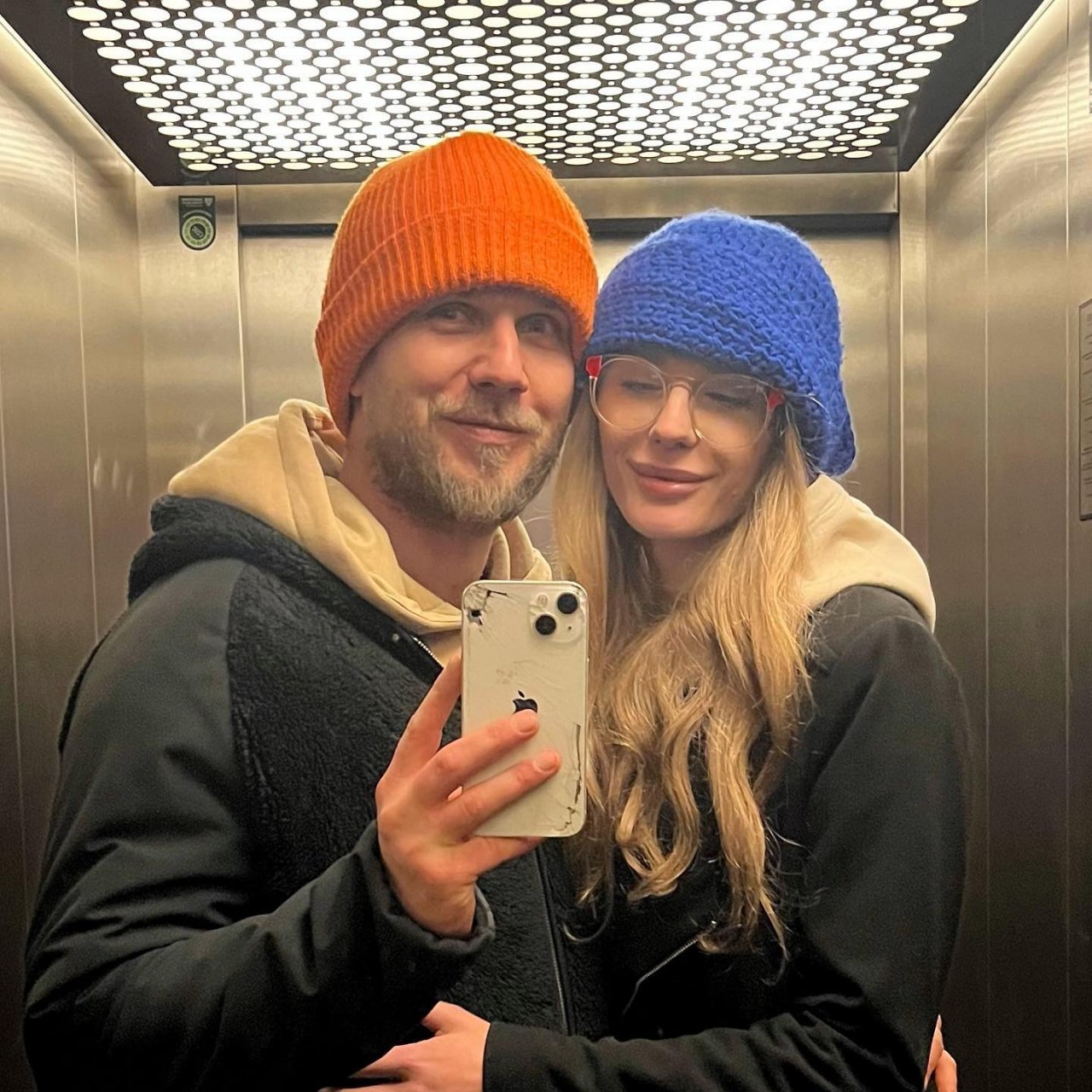 Antoni Królikowski i Izabela Banaś w windzie w czapkach