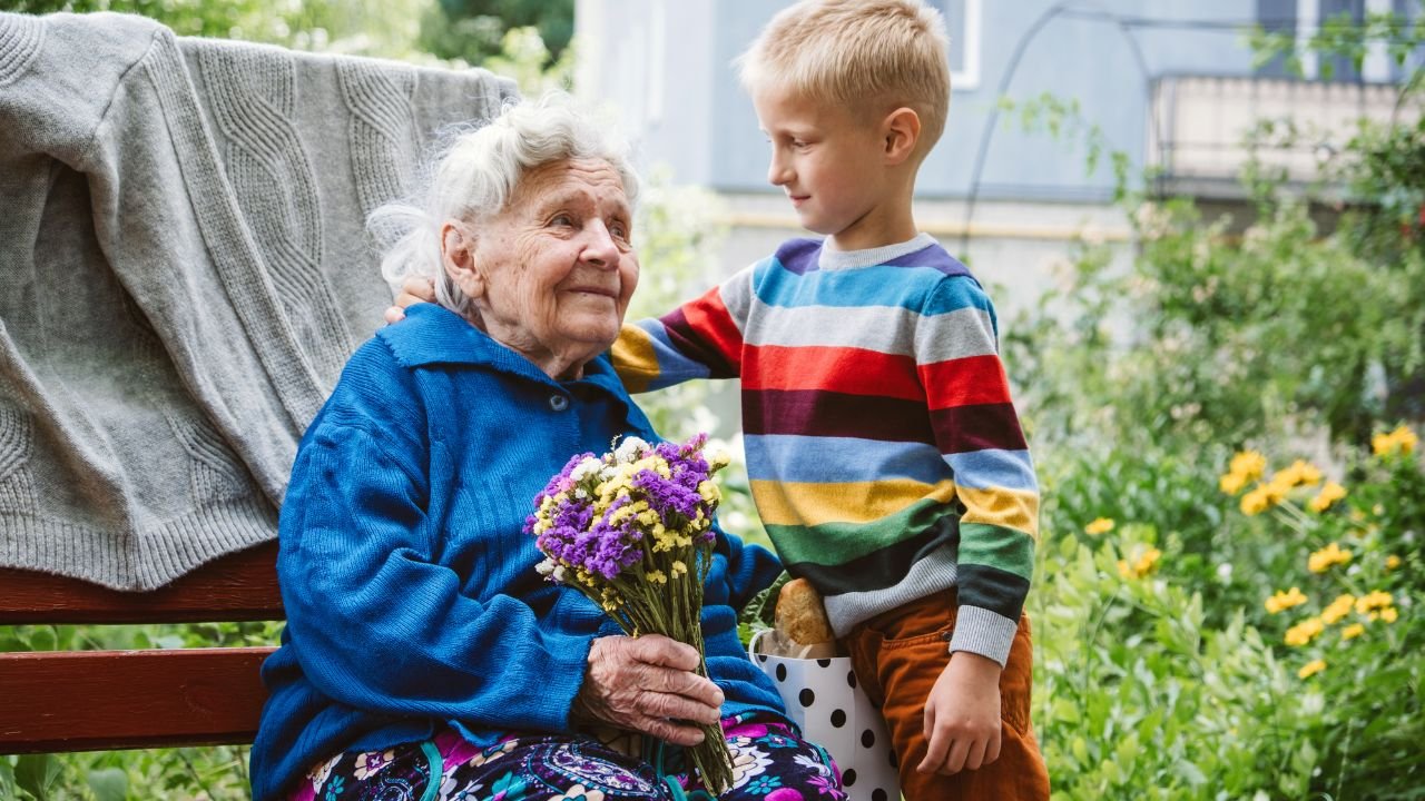 Babcia otrzymuje bukiet leśnych kwiatów od wnuczka