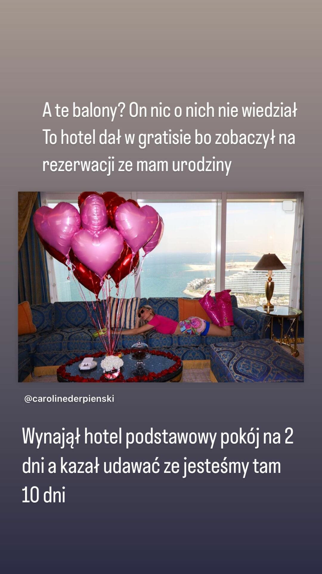 Caroline Derpieński leży na kanapie. Przy stole balony serduszka z helem. Opisane mistyfikacje narzeczonego