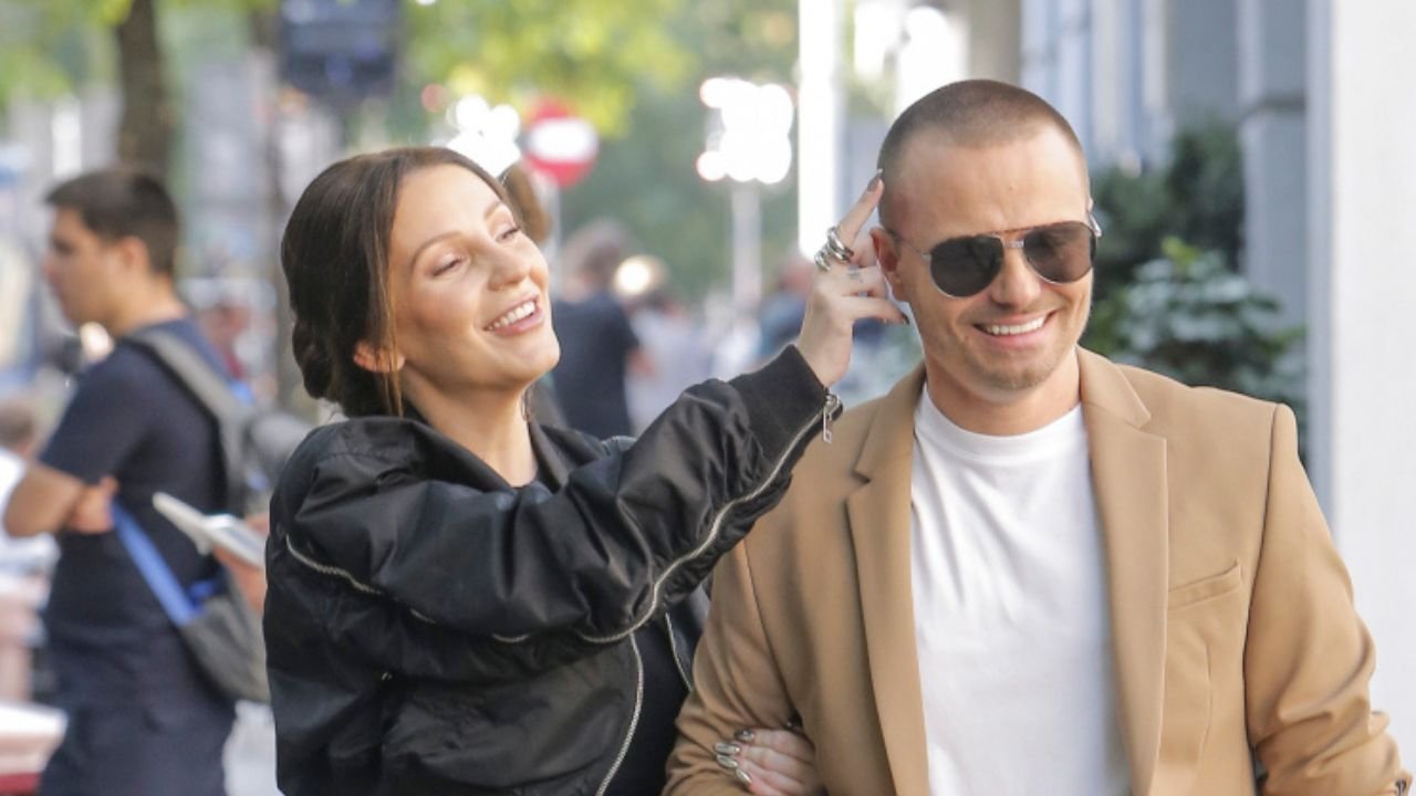 Dominika od Hakiela w ciążowej sesji jako jesieniara. Pozuje w tiulowej sukni otoczona liśćmi