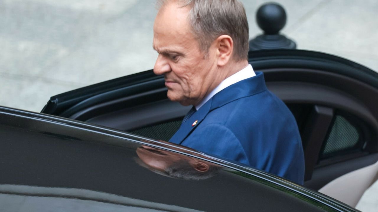Wesoły Donek nie oszczędza. Luksusowe, niemieckie auta dla swoich
