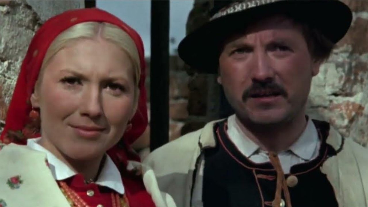 Emilia Krakowska odziała bieluchną jesionkę i kredowy kapelusz. Jagna z "Chłopów" wciąż urzeka wyglądem