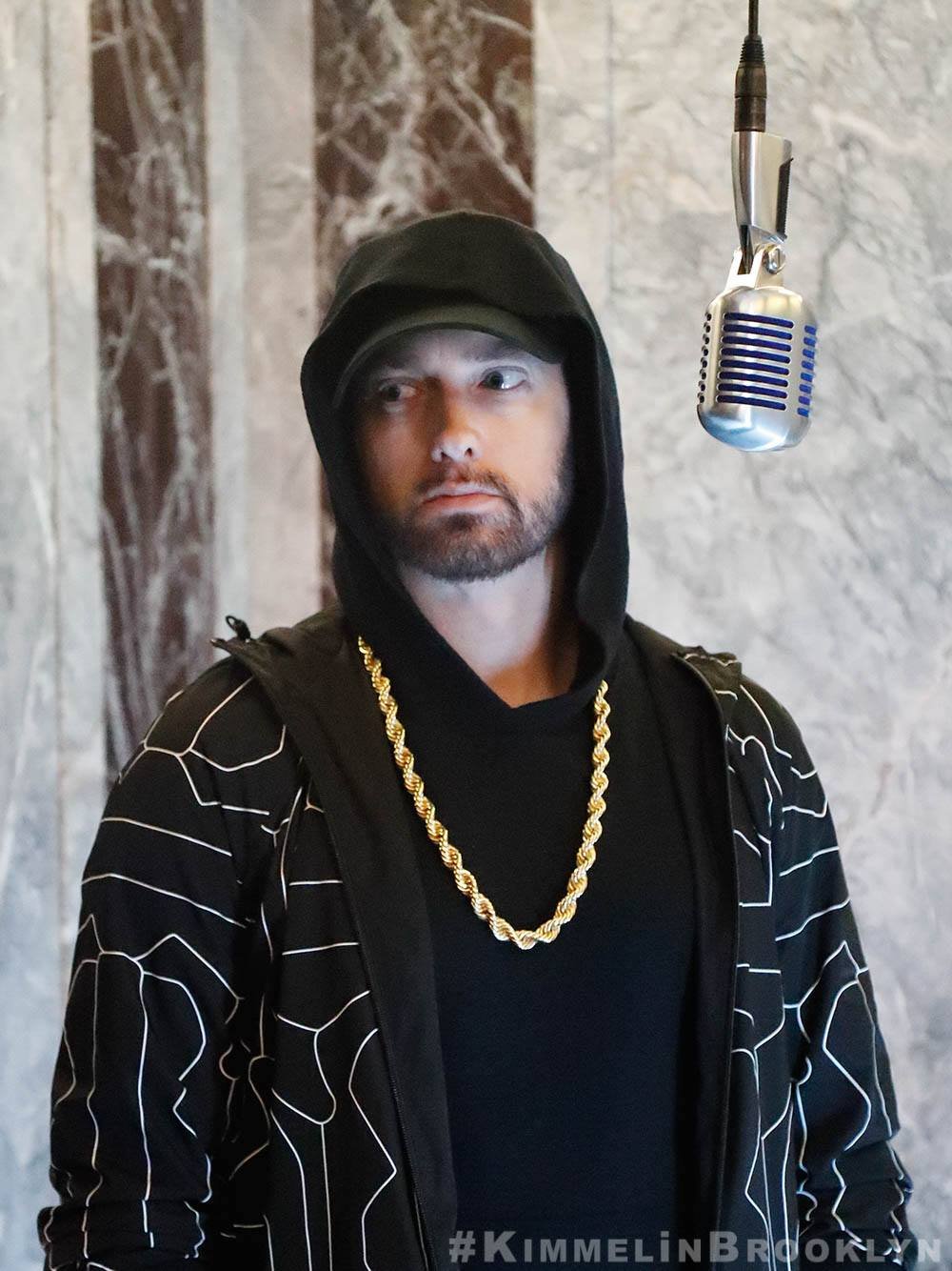 Eminem w kapturze i złotym łańcuchu