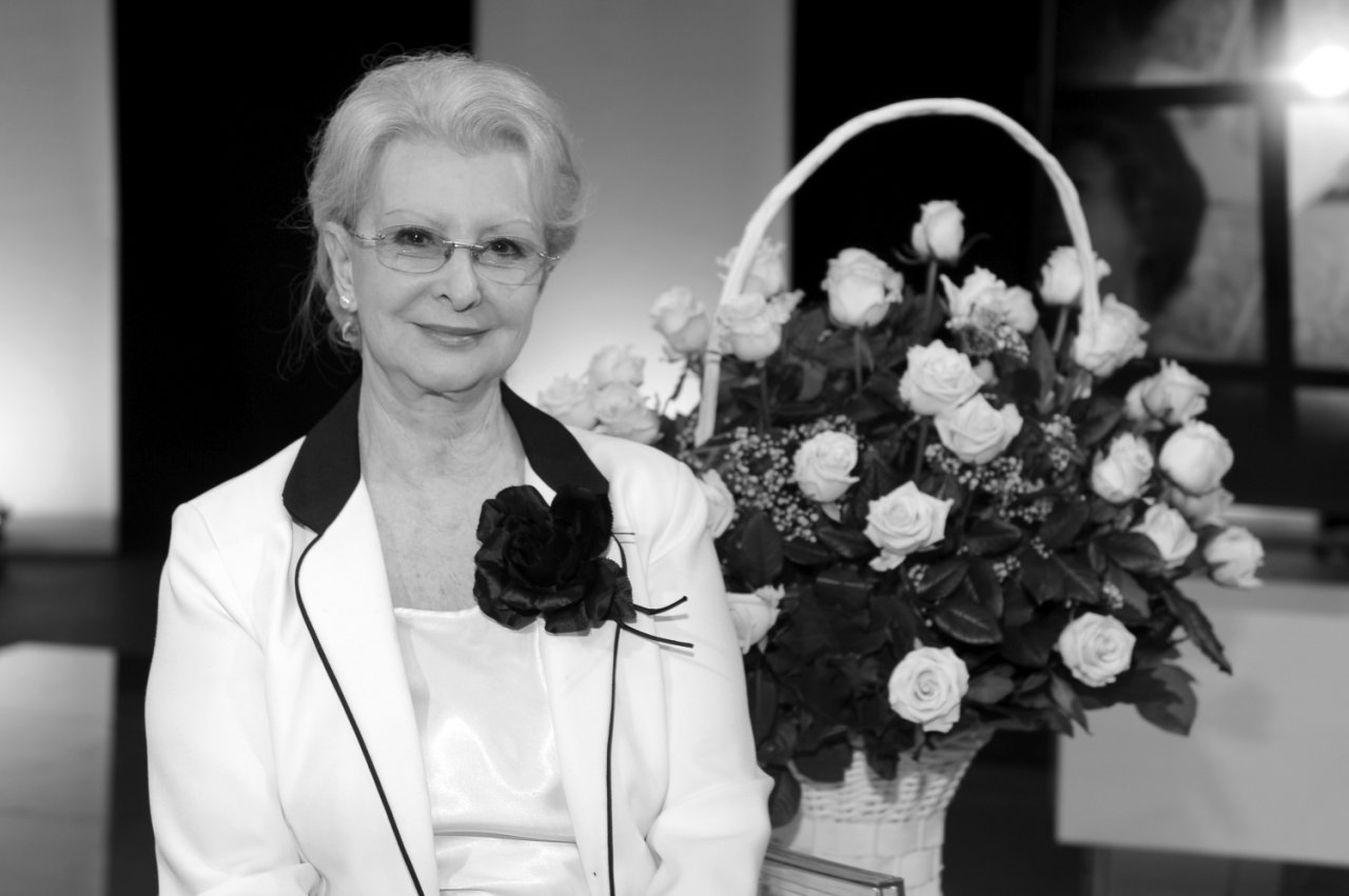 Jadwiga Barańska w okularach i białym garniturze - czarno-białe zdjęcie