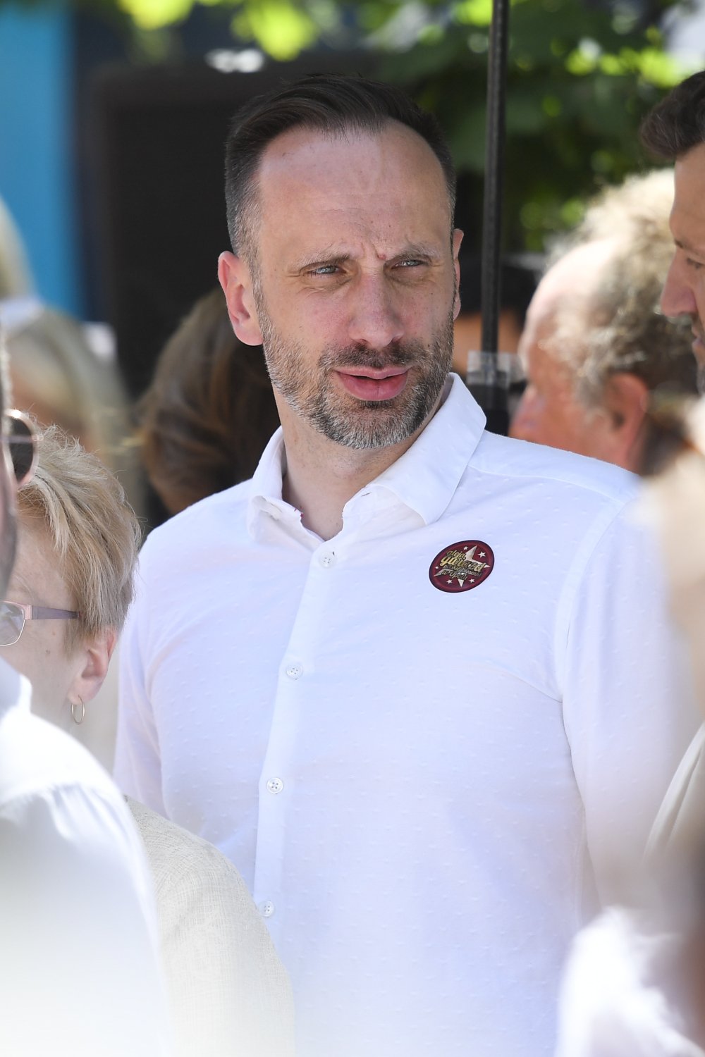 Janusz Kowalski w białej koszuli