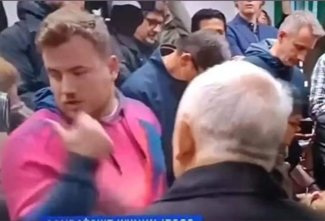 Jarosław Kaczyński, pan w różowej bluzie, koniec kolejki