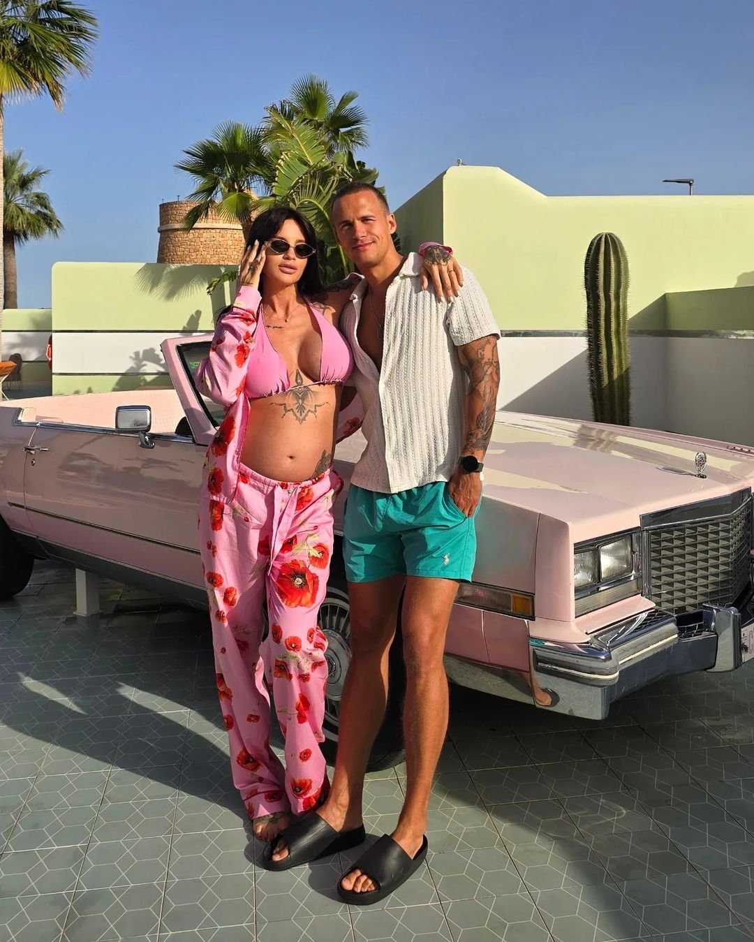 Karolina Gilon odsłania brzuch na Ibizie
