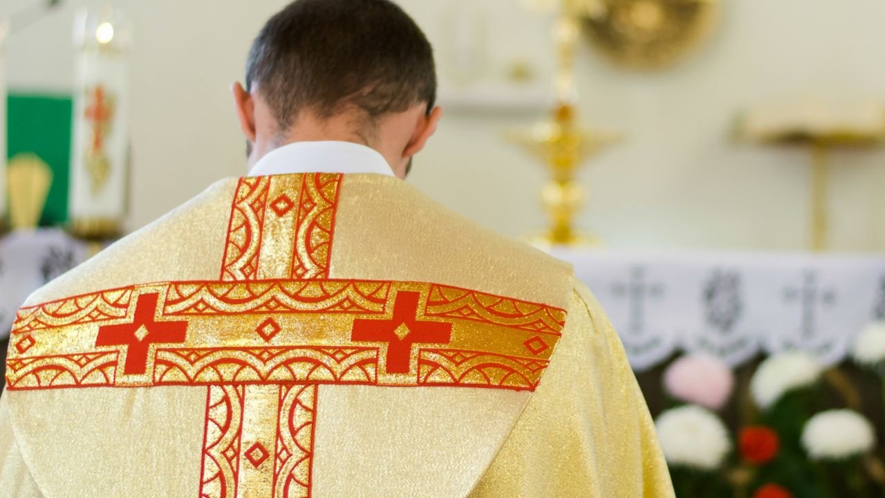 Ksiądz w sutannie