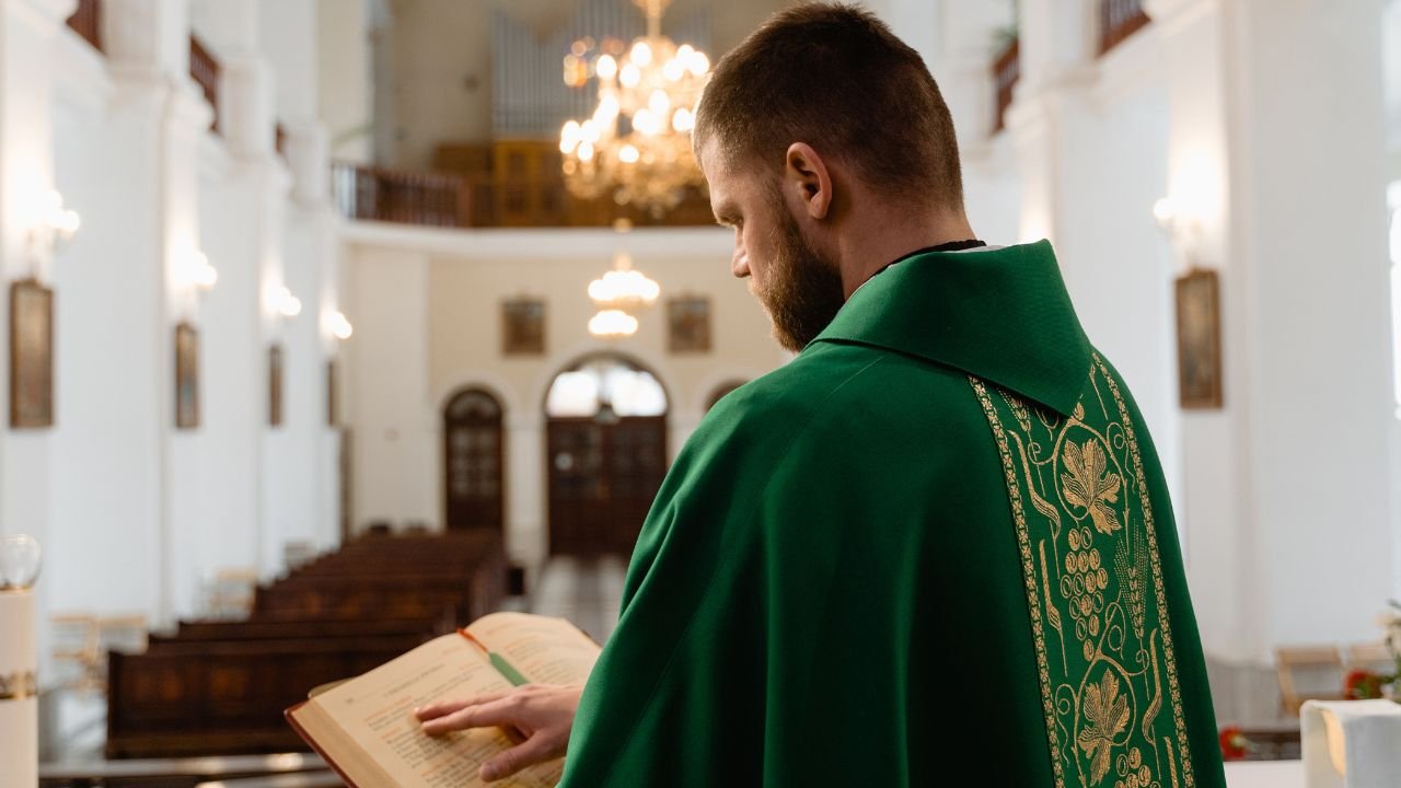 Nowy trend w Polsce. Liczba kleryków rośnie
