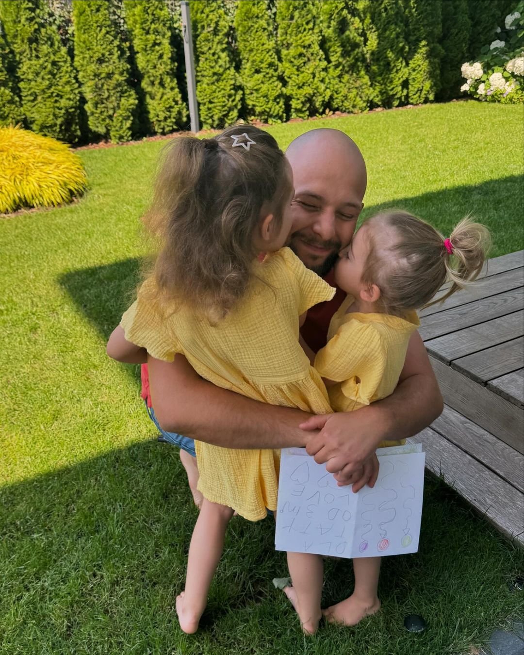 Maciej Pela z córkami zbliżenie