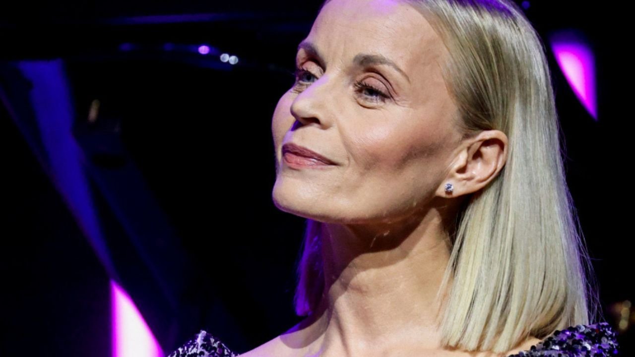 Małgorzata Foremniak w koronkowej bluzeczce i garniturze ombre. 57-latka wyglądała zjawiskowo