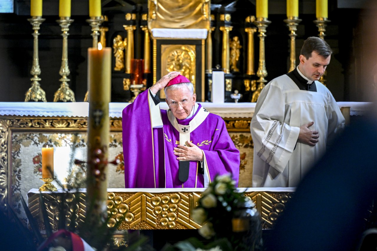 Marek Jędraszewski w ubraniu księdza