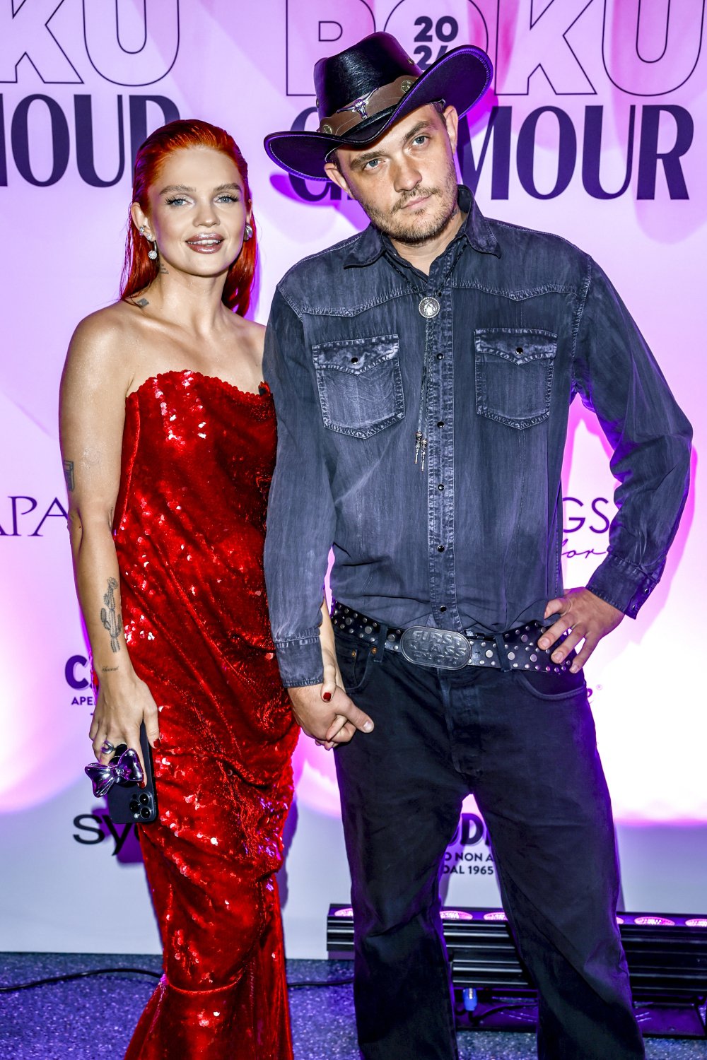 Margaret w czerwonej sukience i Kacezet w jeansowej koszuli i kapeluszu