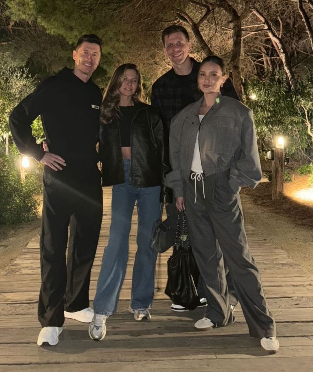 Marina Łuczenko, Anna Lewandowska, Robert Lewandowski, Wojciech Szczęsny stoją