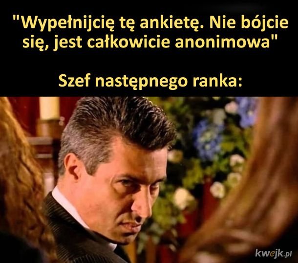 Zbliżenie na twarz mężczyzny z surową miną.