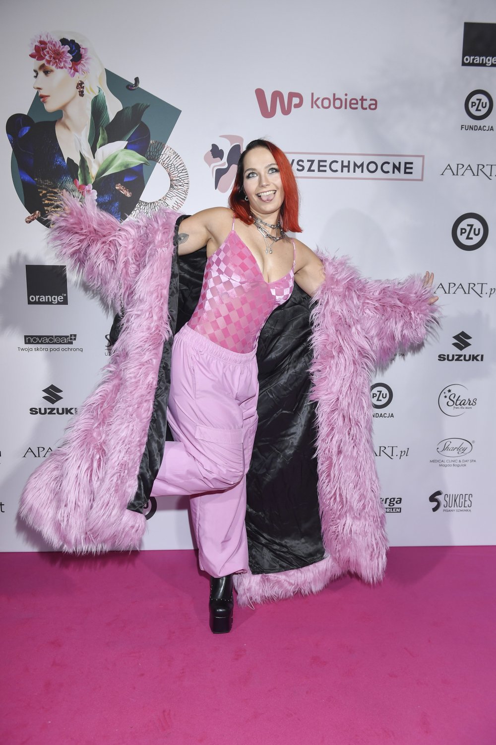 Mery Spolsky w różowej kreacji