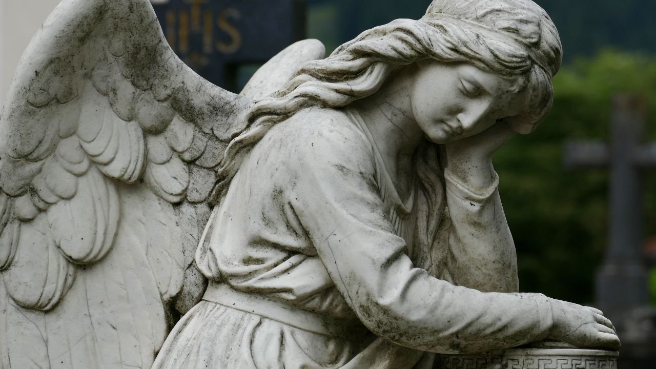 Rzeźba anioła na cmentarzu