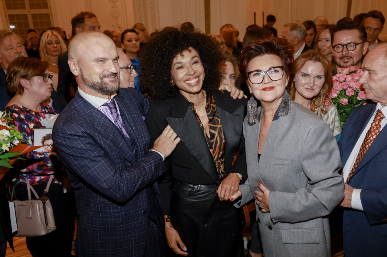 Omenaa Mensah z Rafałem Brzoską i Jolantą Kwaśniewską