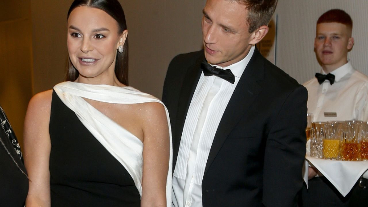 Jakub i Paulina Rzeźniczakowie na uroczystej gali. Żona piłkarza zachwyciła stylizacją