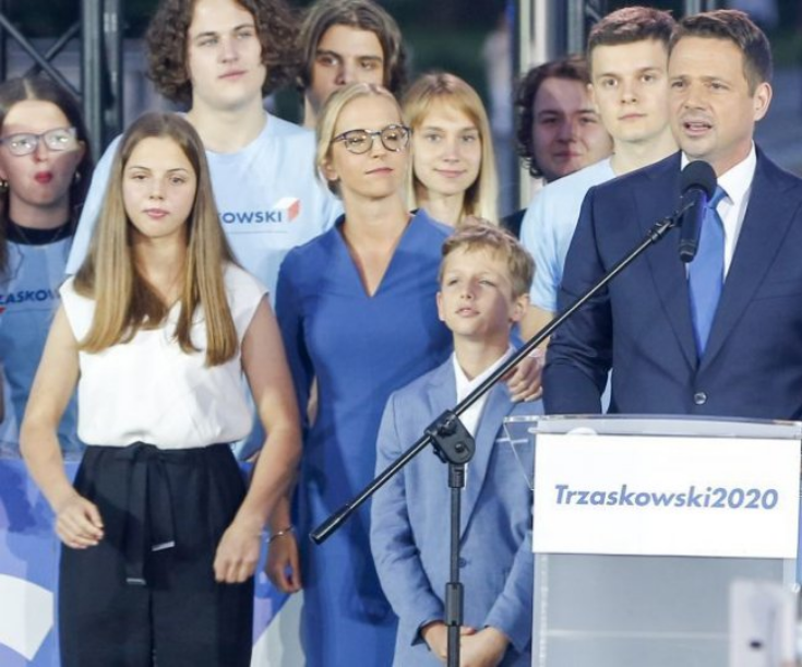 rafal-trzaskowski z rodziną na wiecu