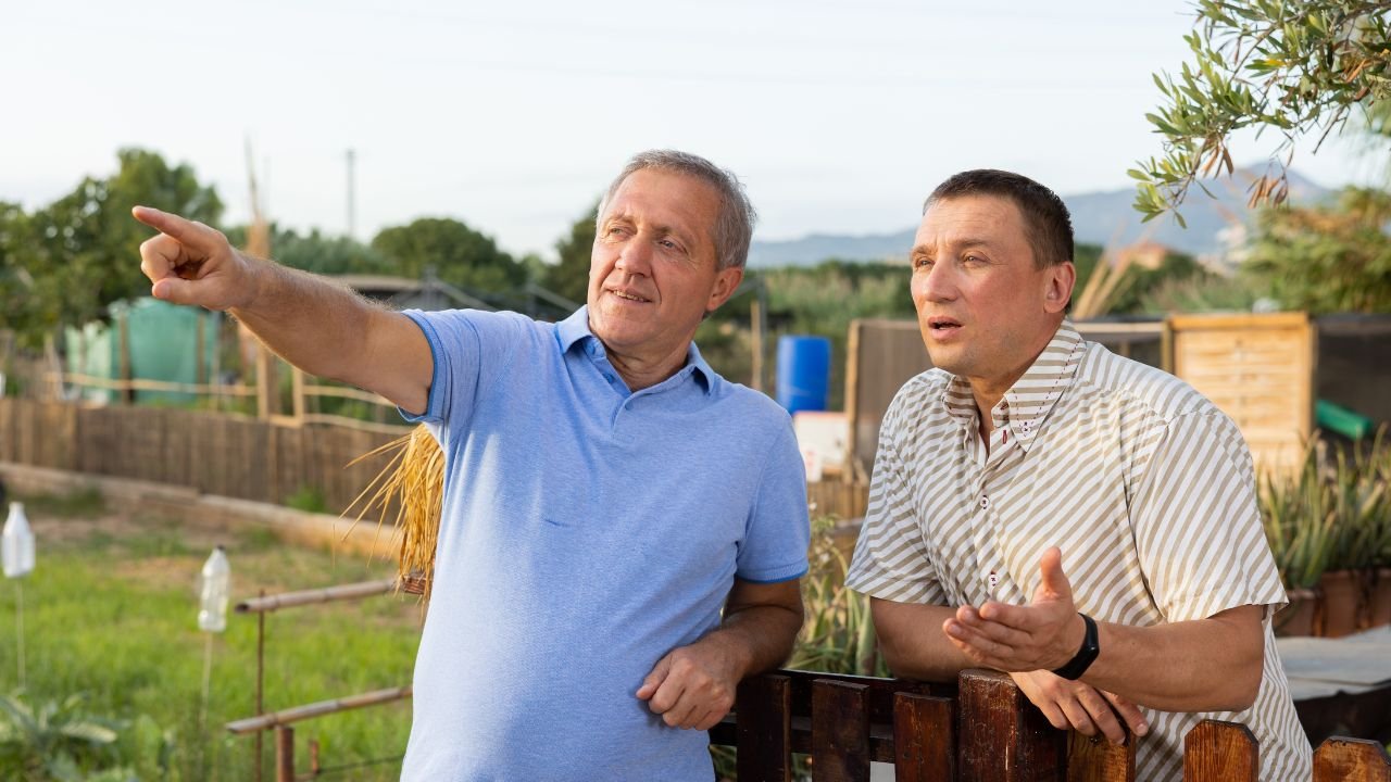 Sąsiad sąsiadowi pokazuje coś w dali