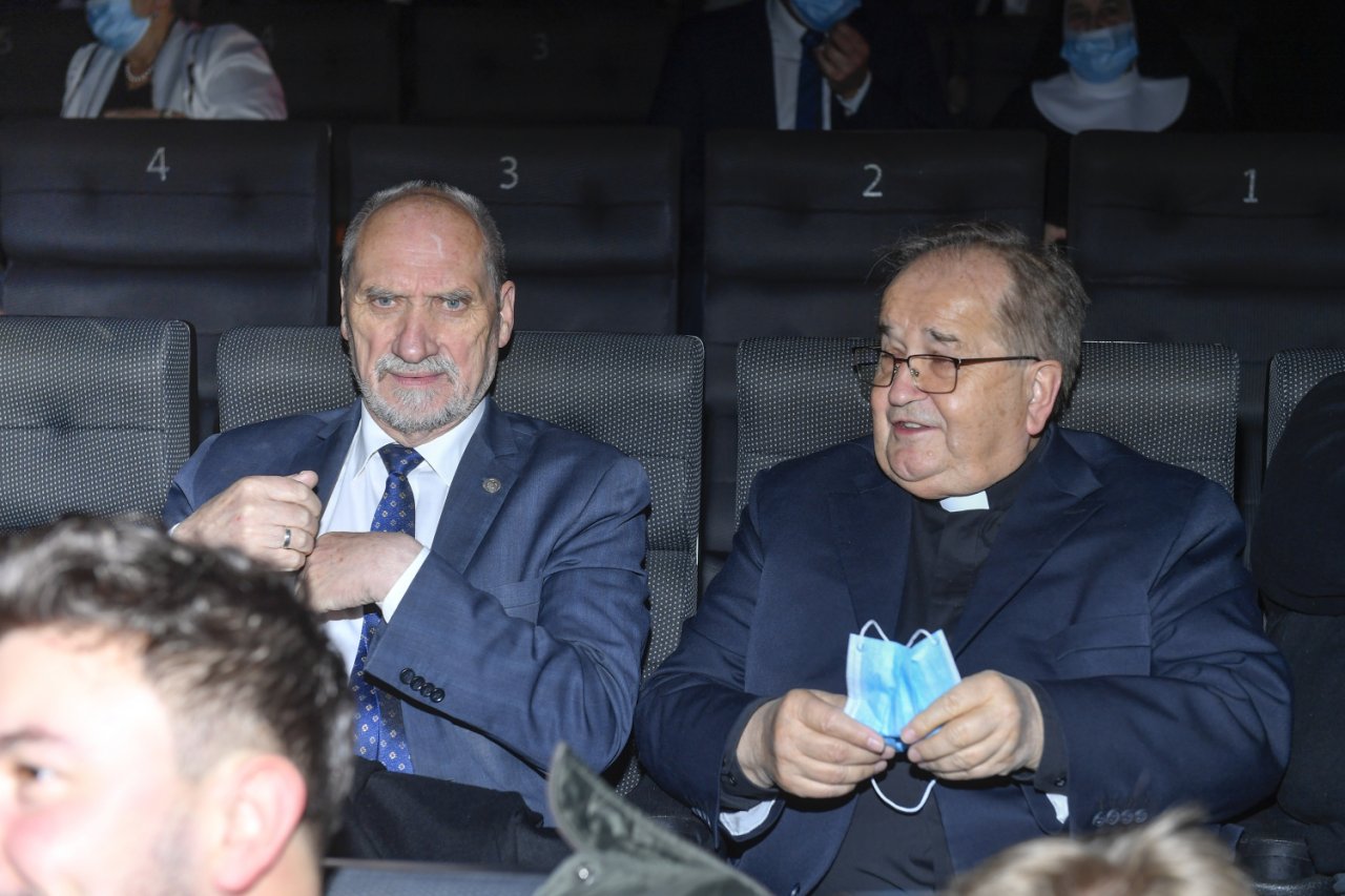 Tadeusz Rydzyk siedzi obok Antoniego Macierewicz
