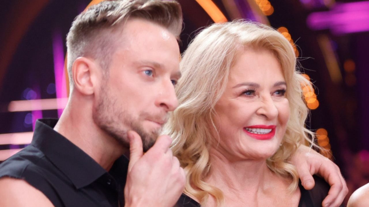 Majka Jeżowska coraz lepiej czuje się w towarzystwie młodszego tancerza. Widzowie zwracają uwagę na "głaskanie" [zdjęcia]