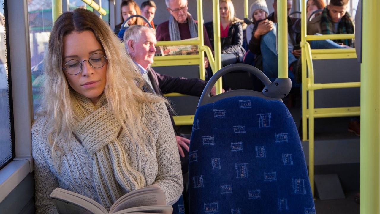 Ludzie siedzący w autobusie