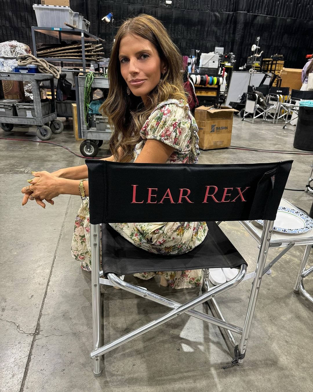 Weronika Rosati w sukience w kwiatki na planie filmu "Lear Rex"