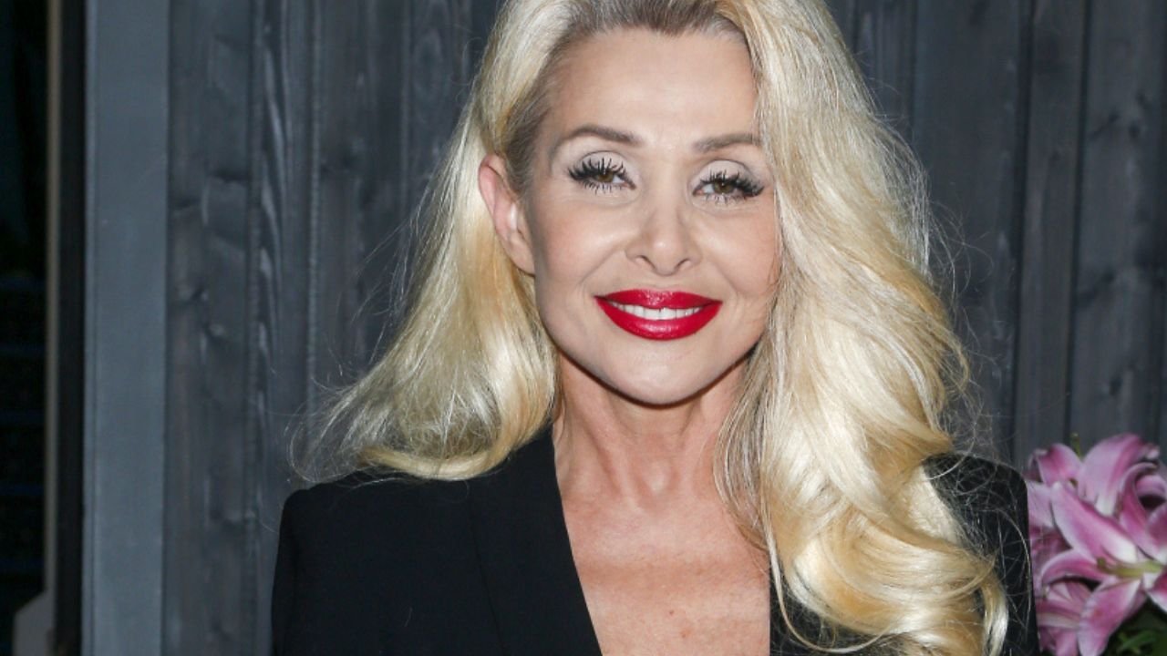 Aldona Orman w czerwonej mini kusi nóżką na ściance. 55-latka wygląda jak milion dolarów