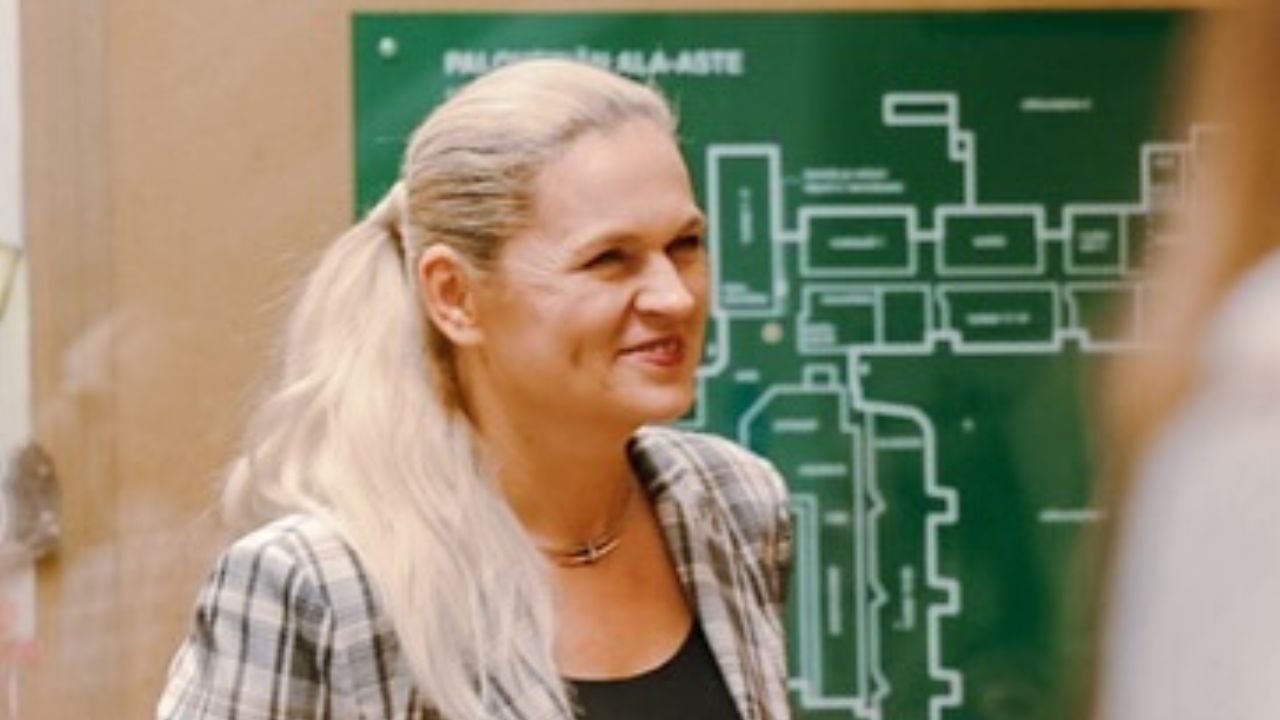 zbliżenie na twarz uśmiechniętej barbary nowackiej