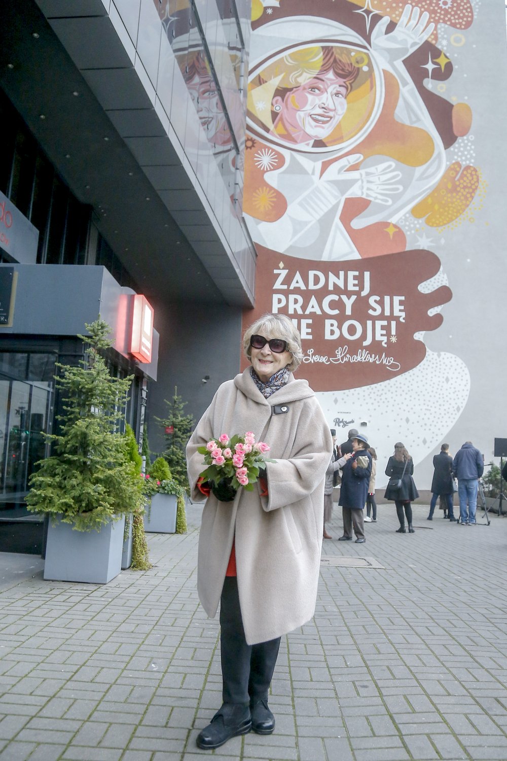 Irena Santor w okularach w kurtce