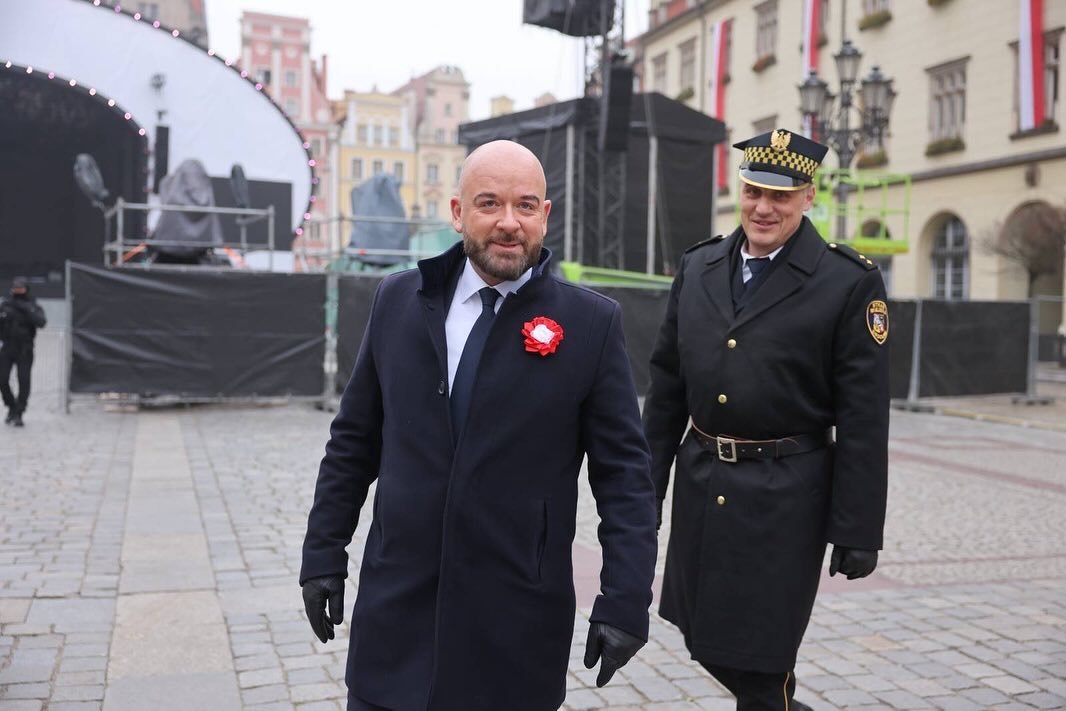 Jacek Sutryk w garniturze