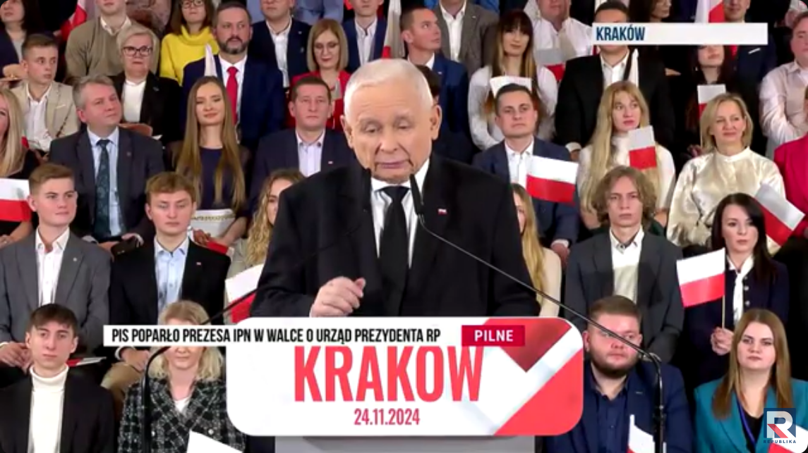 jaroslaw-kaczynski na mównicy