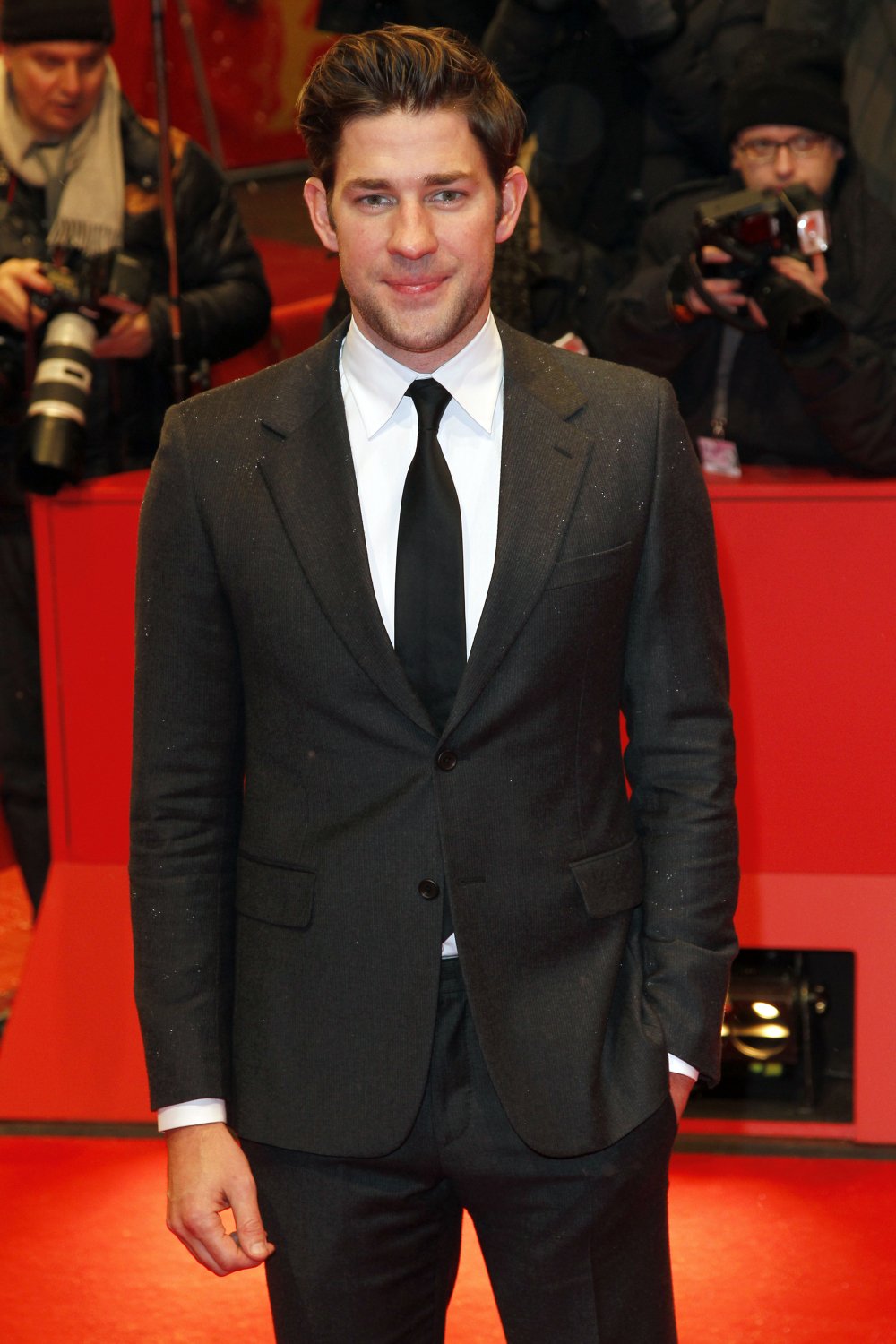 John Krasinski w garniturze na czerwonym dywanie
