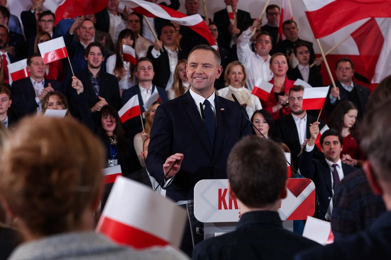 Karol Nawrocki w garniturze
