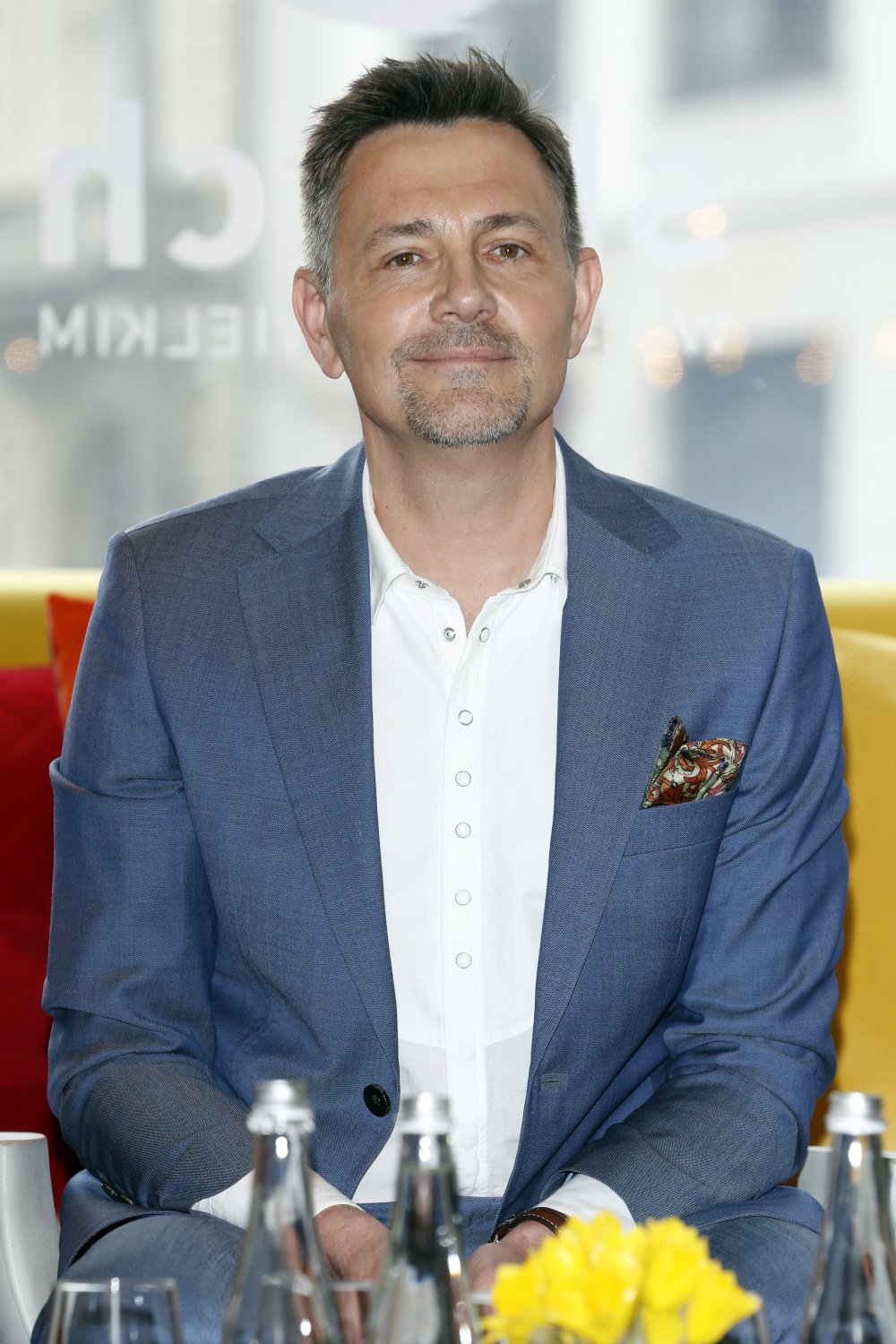 Krzysztof Ibisz w marynarce