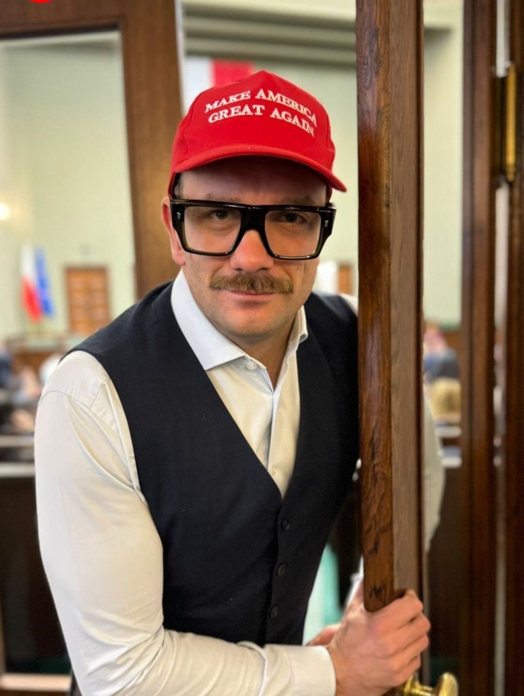 Łukasz Mejza w czerwonej czapce z daszkiem