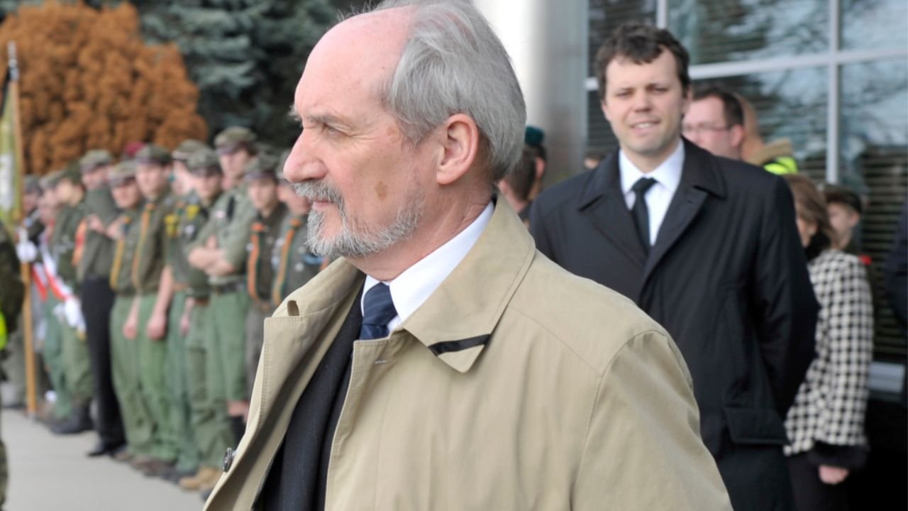 Rajdowiec Antoni mówi o korzystaniu z komórki podczas przejażdżki po stolicy: "Samochód wtedy stał"