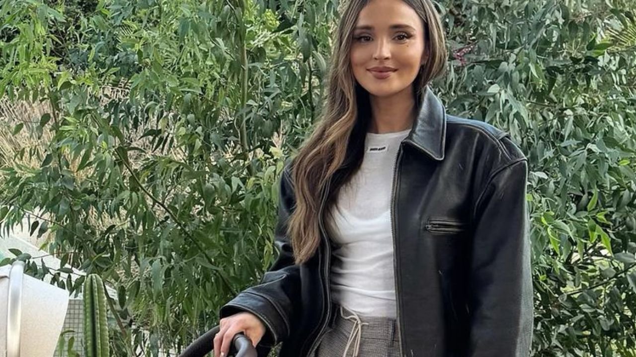 Marina pozuje z wózkiem za miliony monet. Na spacer poszła w szortach i kozakach