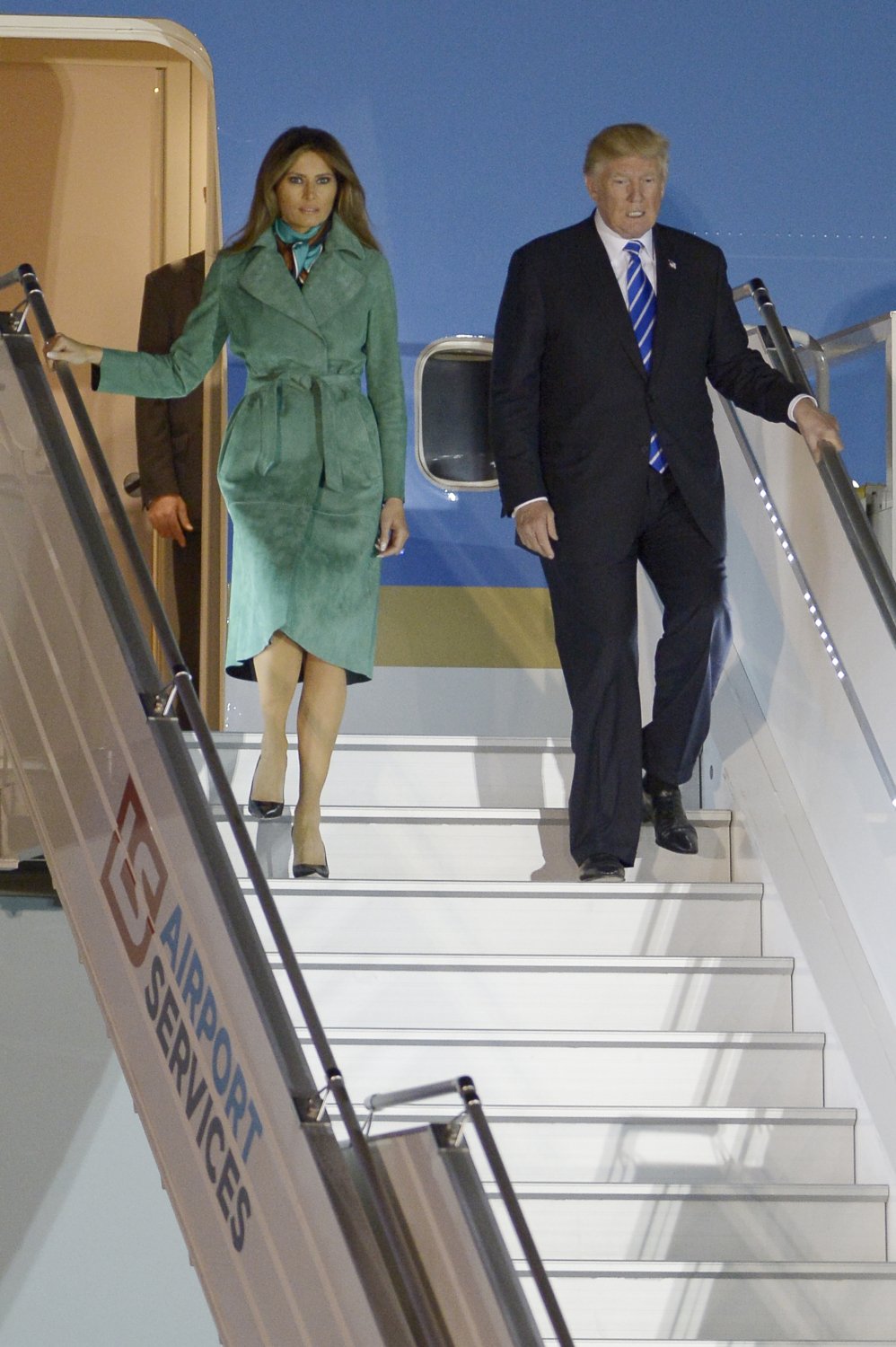Donald i Melania Trump wychodzą z samolotu