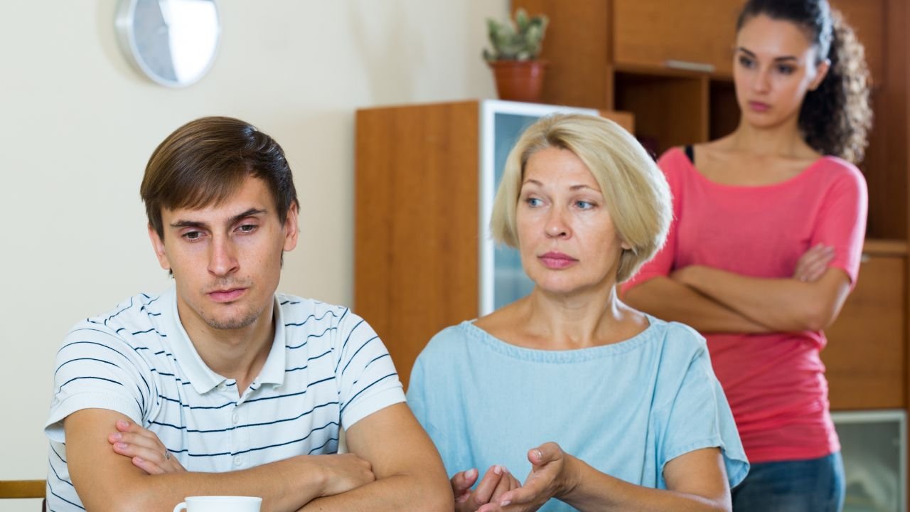 "Żona i moja mama potrafią sprzeczać się nawet o łazienkę. A mnie nieustannie wciągają w te swoje konflikty"